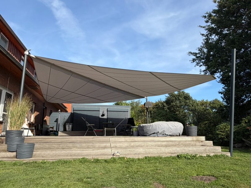 Freistehendes Sonnensegel auf einer Holzterrasse in Lüneburg